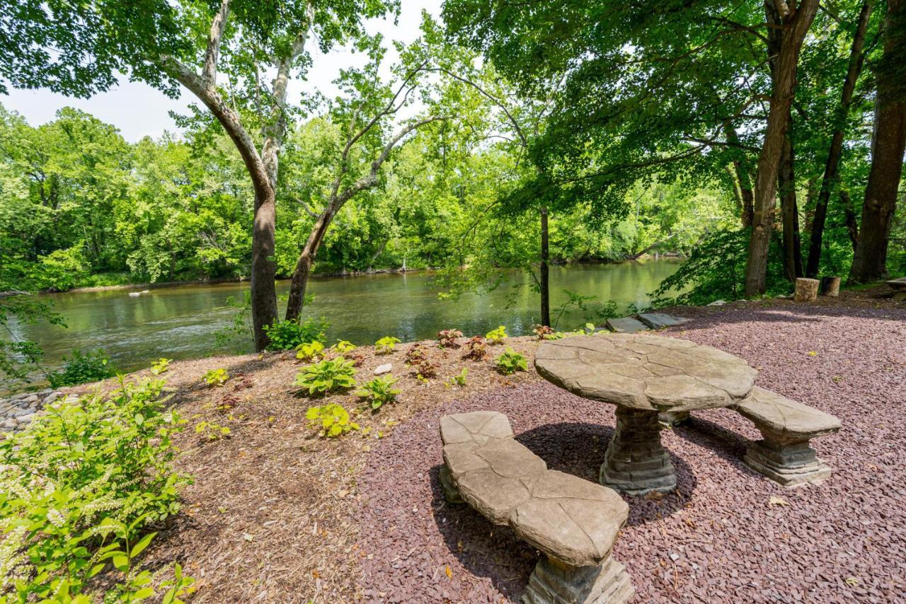 Riverside Log Cabin W Hot Tub Fire Pit Huge Deck Rileyville Exterior foto